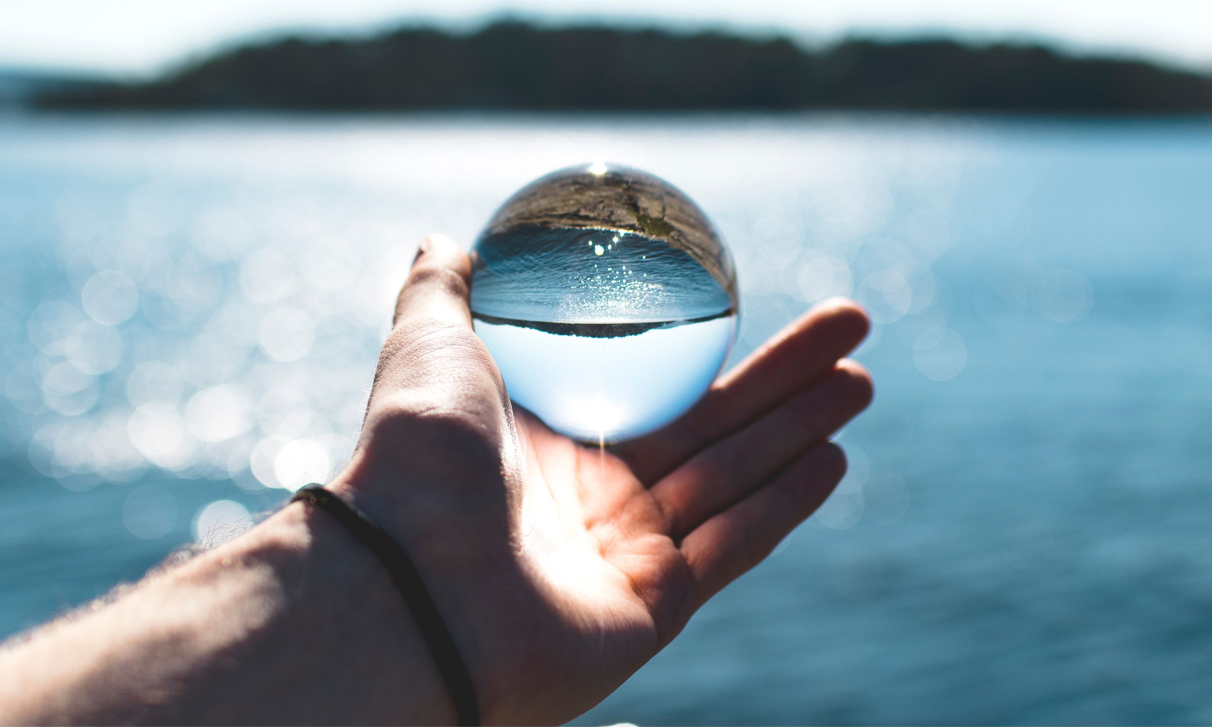 kropla wody na dłoni