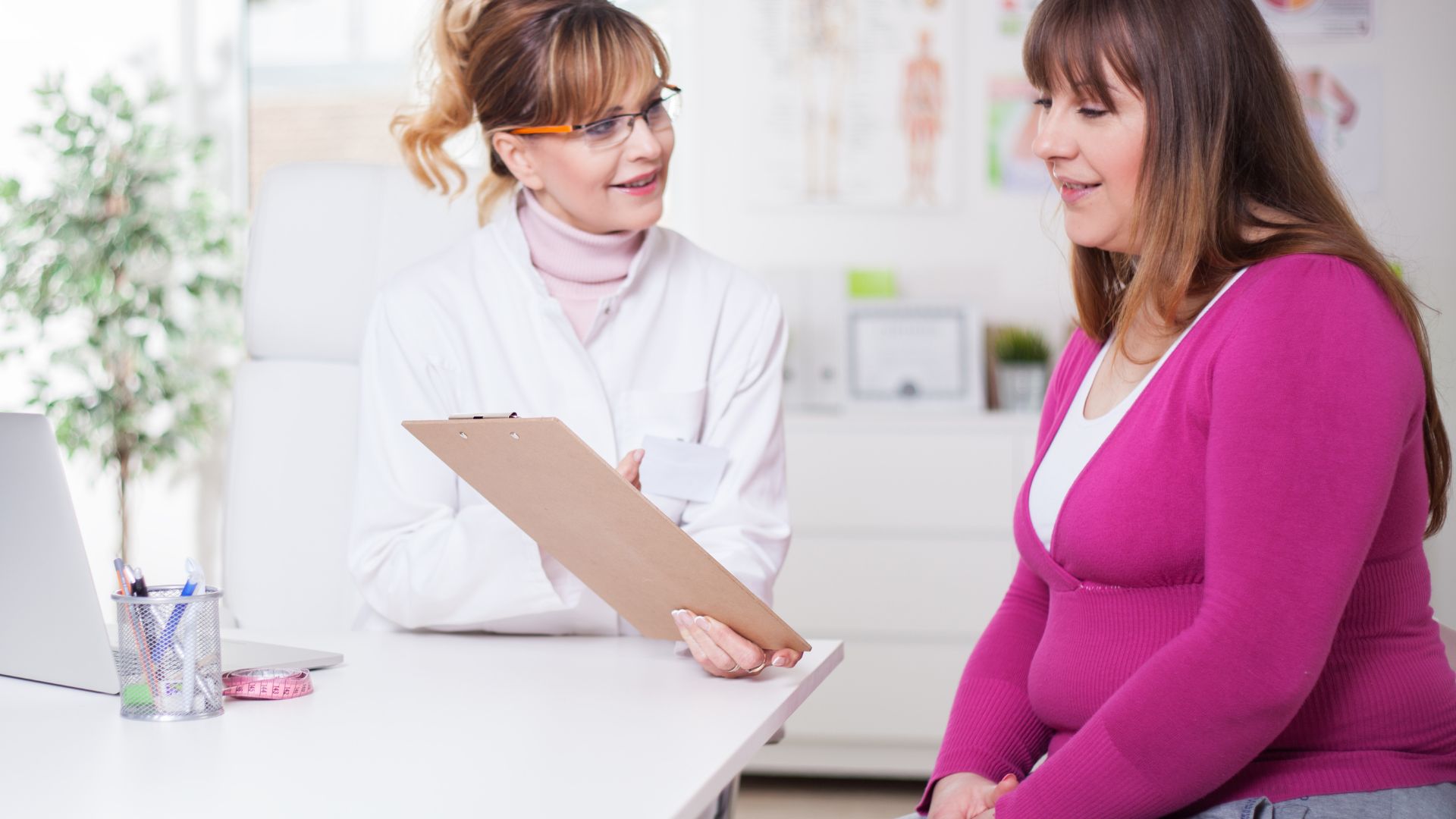 Lekarka omawiająca z&nbsp;pacjentką wyniki badań.