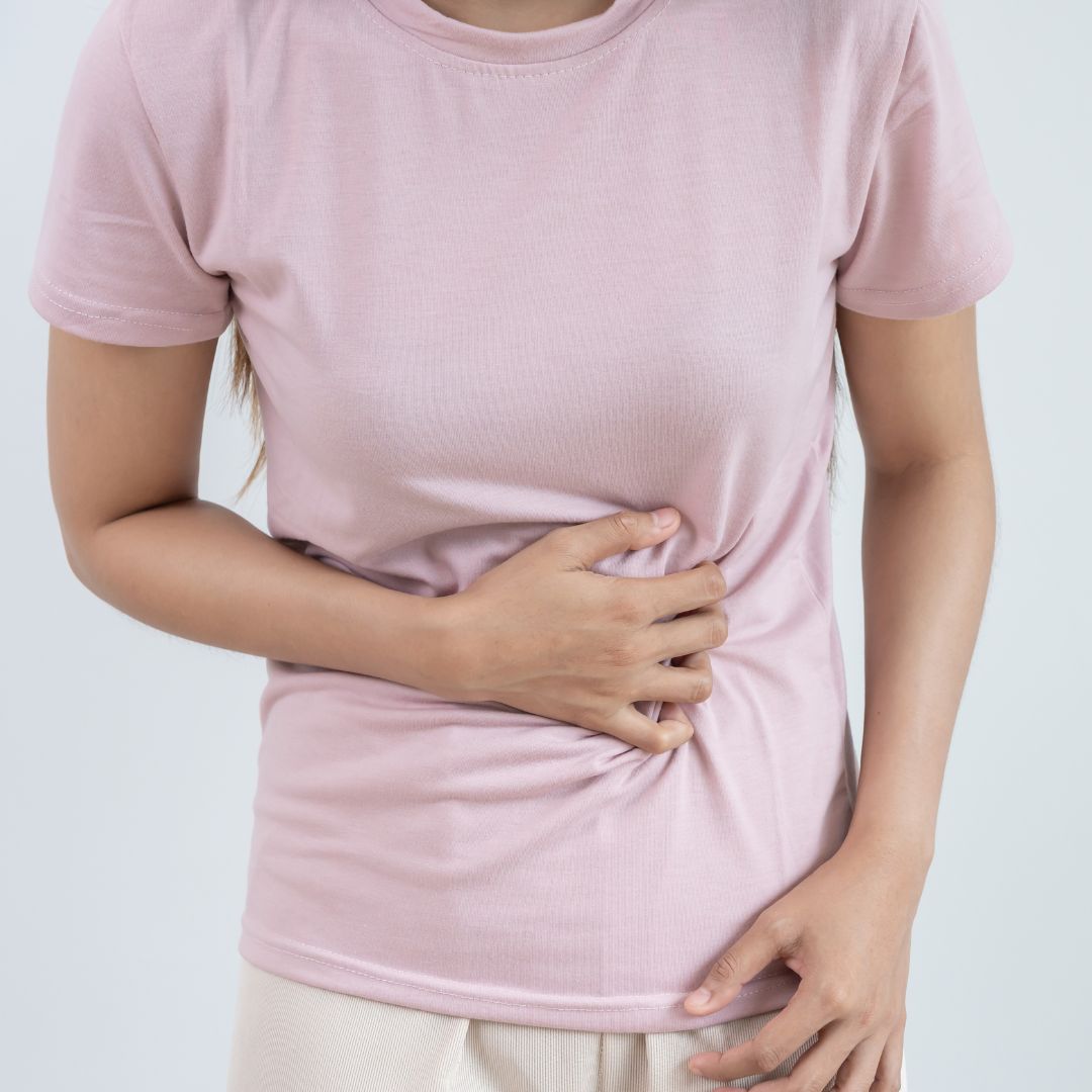 osoba przykłada rękę do&nbsp;brzucha